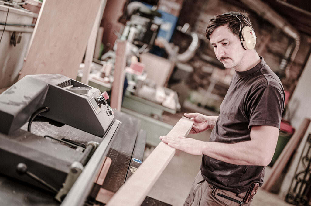 Christoph Wagner bei der Bearbeitung von Holz